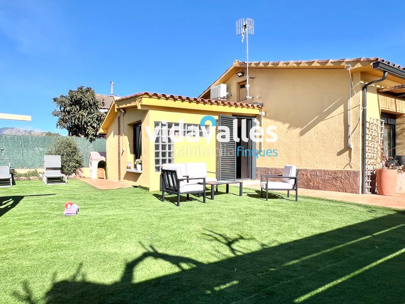 Foto 7bbe51e7-3e48-4234-befd-69e0a812e7c4. Casa amb calefacció aparcament a Llinars del Vallès