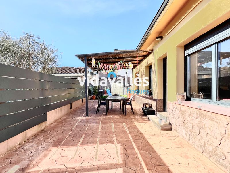 Foto 8a55d1d0-5f29-43d6-8858-89d45db09e19. Casa amb calefacció aparcament a Llinars del Vallès