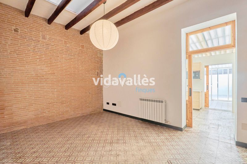 Foto b06deb32-d45b-4cb5-b48a-e3583e80be17. Casa amb calefacció a Llinars del Vallès