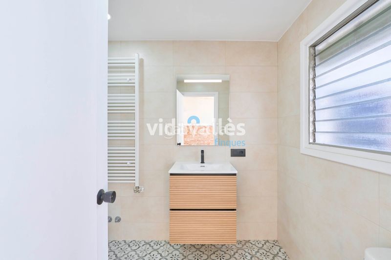 Foto 9a5a2b6f-a22b-49b8-81e1-943d37a86fba. Casa amb calefacció a Llinars del Vallès