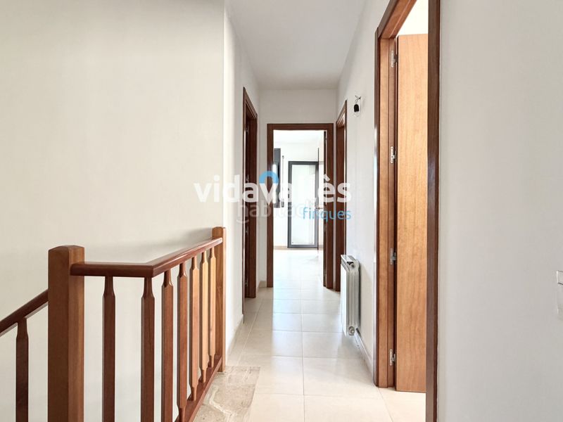 Foto bdfa21c9-86a5-49de-9b86-4b2442cf78aa. Casa amb calefacció aparcament a Llinars del Vallès