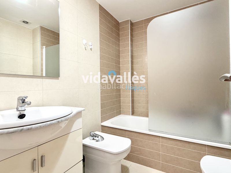 Foto c03f9b82-d102-4b3b-a64e-3374b6e2cfc9. Casa amb calefacció aparcament a Llinars del Vallès