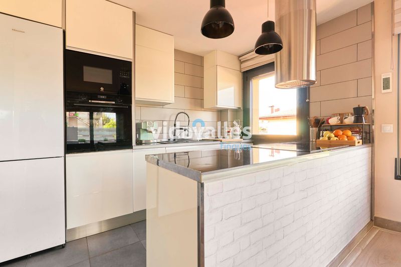 Foto 08b97b0c-0495-4fa6-8147-896b79a72cea. Casa amb calefacció aparcament a Llinars del Vallès