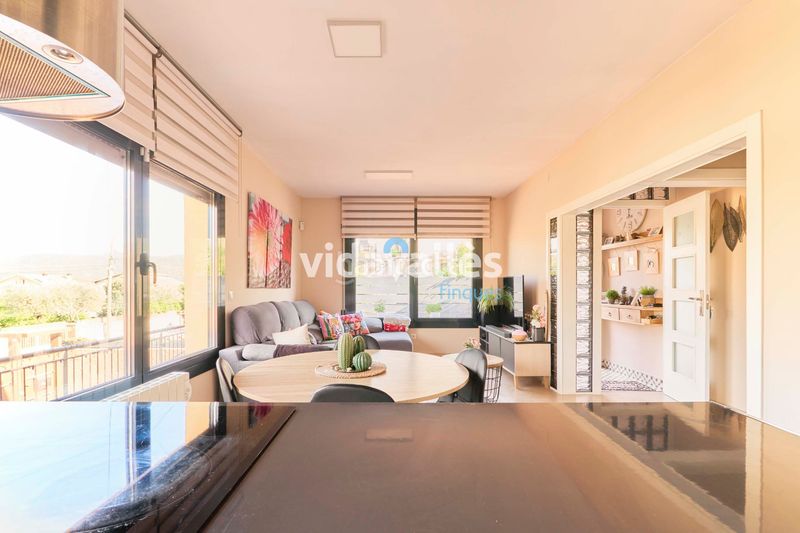 Foto 0e868bdf-33c6-4845-93dd-7a4d932103ac. Casa amb calefacció aparcament a Llinars del Vallès