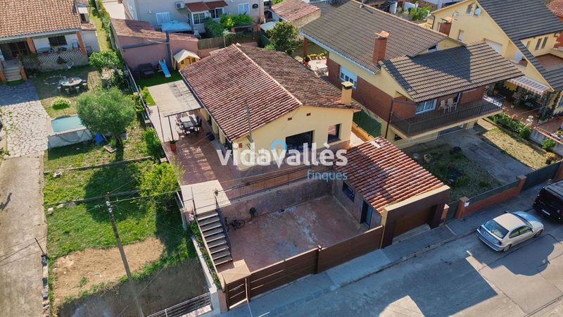 Foto 26adca7b-8b42-46e7-a55a-e606148096b9. Casa amb calefacció aparcament a Llinars del Vallès