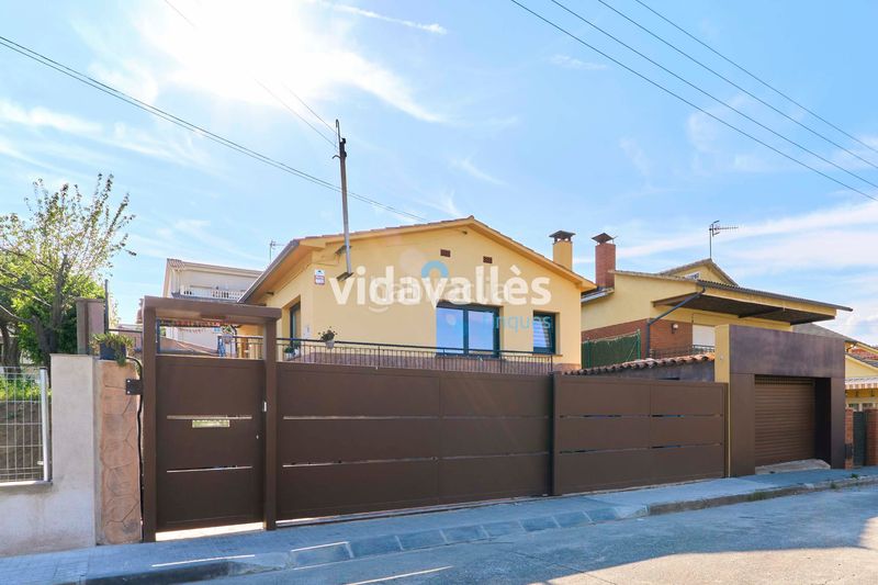 Foto 33300349-9a12-4347-8104-e2ebf05e8b6a. Casa amb calefacció aparcament a Llinars del Vallès