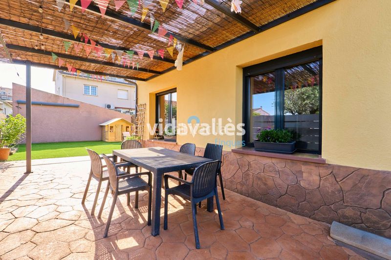 Foto 4b8fb15a-58f2-49c2-825f-5eebf6dd006a. Casa amb calefacció aparcament a Llinars del Vallès