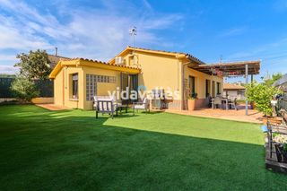 Haus  Carrer magnòlies. Casa a la venta en llinars del vallès