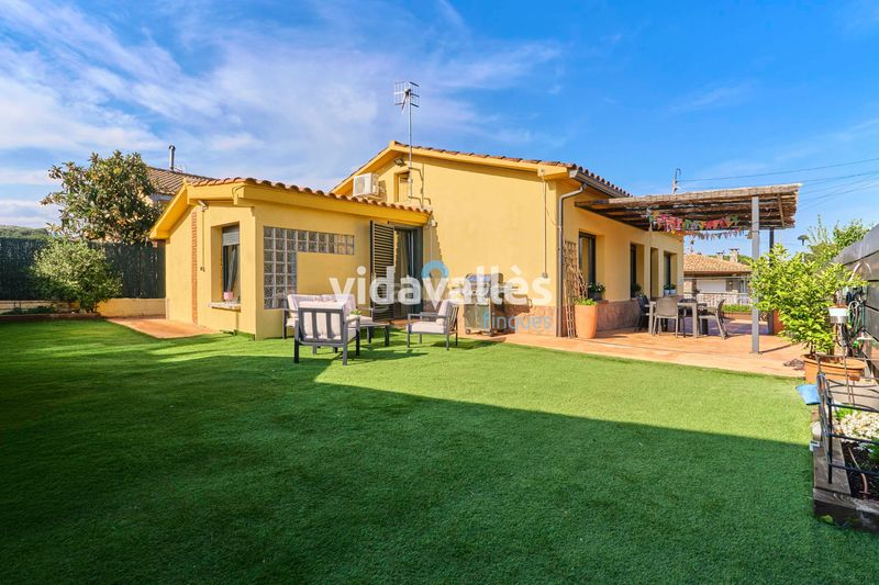 Foto 7e70bad4-d55e-4a9e-9eb9-78e832225c00. Casa amb calefacció aparcament a Llinars del Vallès