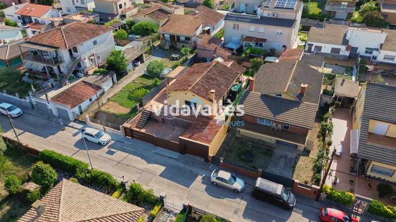 Foto 8e8ed1a7-fe4b-45ae-b835-f09af5437065. Casa amb calefacció aparcament a Llinars del Vallès