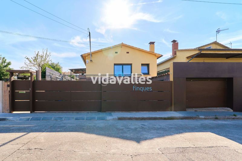 Foto 9d49fbda-0ae3-4006-9bcb-7f61b9924a31. Casa amb calefacció aparcament a Llinars del Vallès