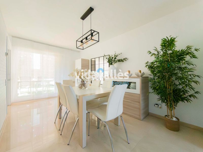 Foto bc6fd99b-3238-4821-8da1-e6fa0b7eedb4. Casa adossada amb calefacció aparcament a Centre Sant Joan Despí