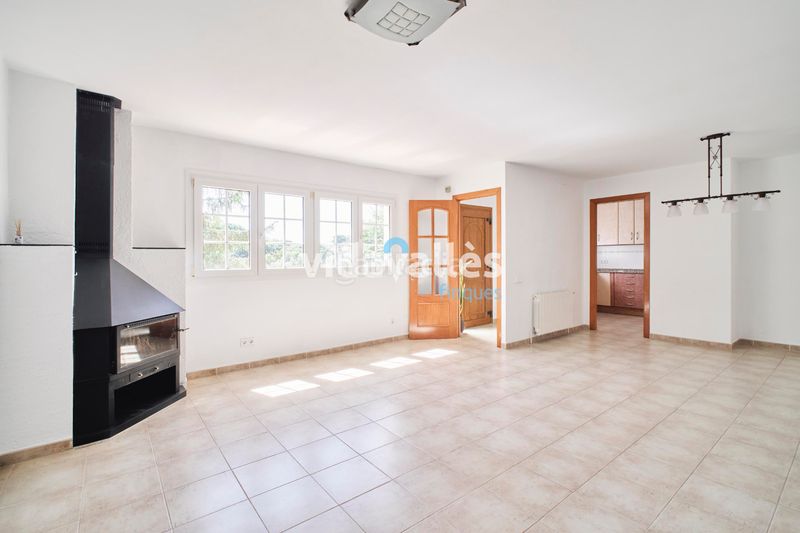 Foto cbc18873-0758-4d5b-8d8d-d13bc75f15ea. Casa amb xemeneia calefacció aparcament piscina a Vallgorguina