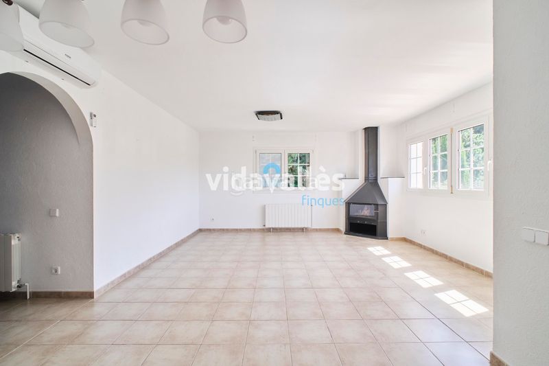 Foto cdb96487-a74f-468e-a9a5-d018f7d8bd44. Casa amb xemeneia calefacció aparcament piscina a Vallgorguina