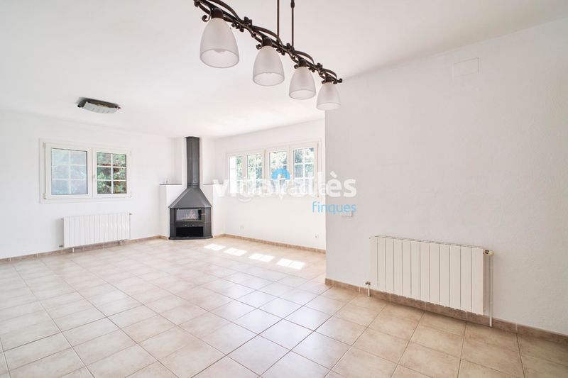 Foto dabb2959-7903-4011-9558-3e6e3bd8c87c. Casa amb xemeneia calefacció aparcament piscina a Vallgorguina
