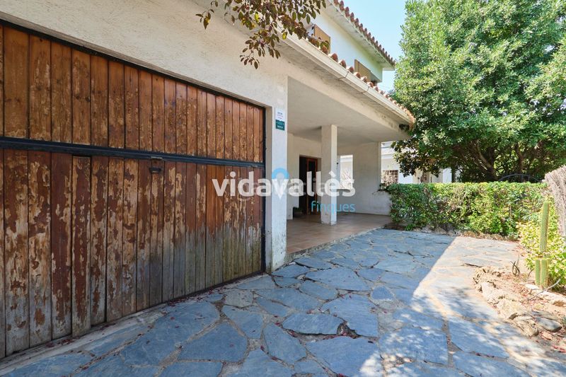 Foto b2757cb6-0c5f-4173-bbde-64404fbaf7fe. Casa amb xemeneia calefacció aparcament a Cardedeu