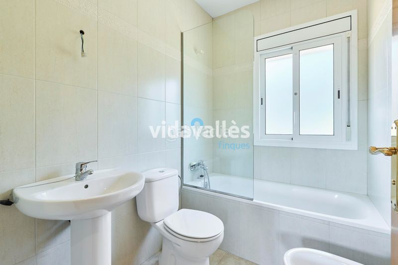 Foto 13d7ceda-0811-4dcb-8677-4524d5c7306f. Casa amb calefacció aparcament a Llinars del Vallès