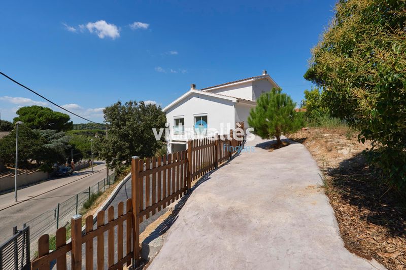 Foto 3a7a1eeb-a17a-4658-8552-21b6dd82b9bb. Casa amb calefacció aparcament a Llinars del Vallès