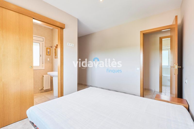 Foto 3e38f4c0-336c-4254-b82c-69b7d5db6c3a. Casa amb calefacció aparcament a Llinars del Vallès