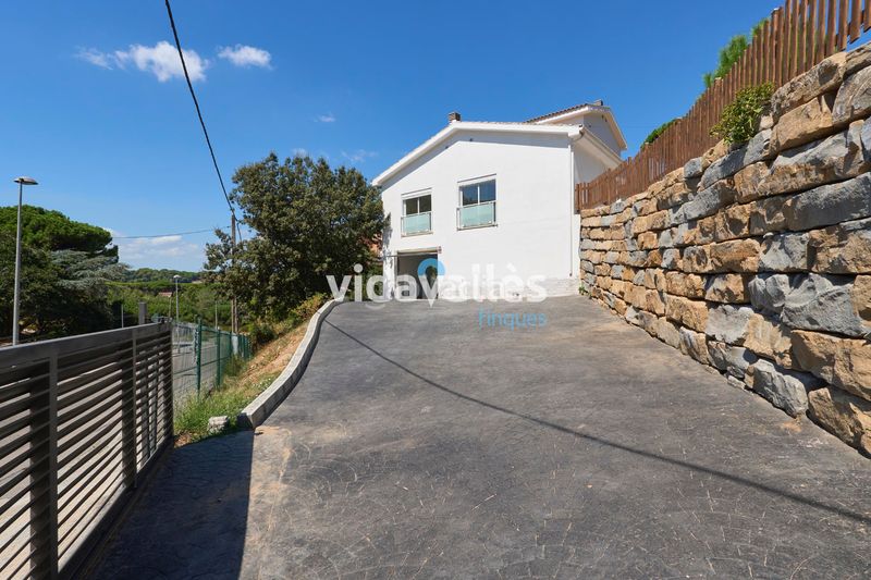 Foto 89ddc500-379e-4535-ab16-d60b08da129d. Casa amb calefacció aparcament a Llinars del Vallès
