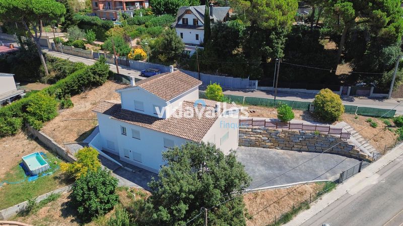 Foto 8c0ce040-46ca-40b9-bdc9-d4763ad16b89. Casa amb calefacció aparcament a Llinars del Vallès