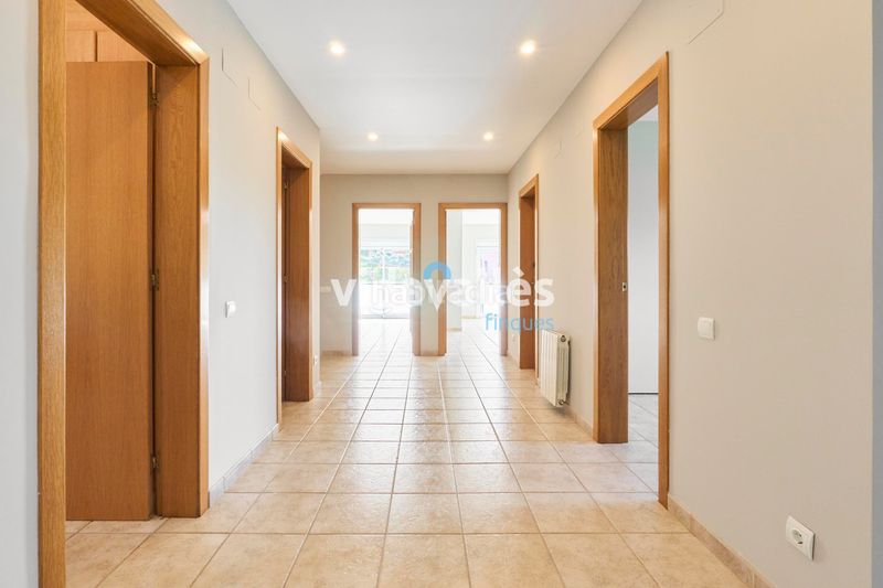 Foto 8e9f5707-4472-47bc-9716-d465887a76a9. Casa amb calefacció aparcament a Llinars del Vallès