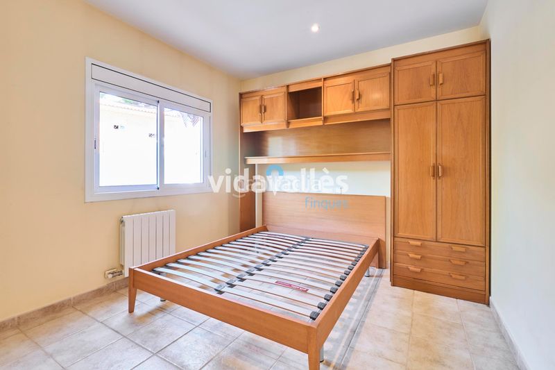 Foto 99d74789-d68f-4d9d-8efe-0a8e7be7912e. Casa amb calefacció aparcament a Llinars del Vallès