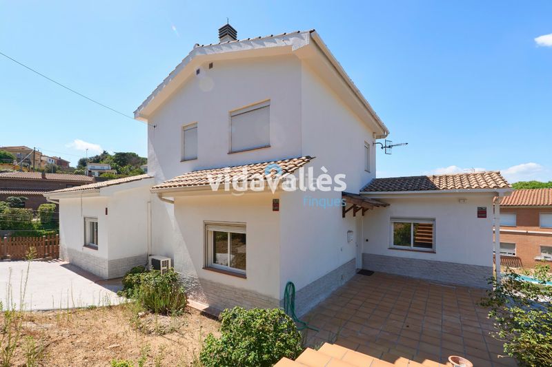Foto a1963c1e-9f9e-4ed7-833e-0182d7c1de79. Casa amb calefacció aparcament a Llinars del Vallès