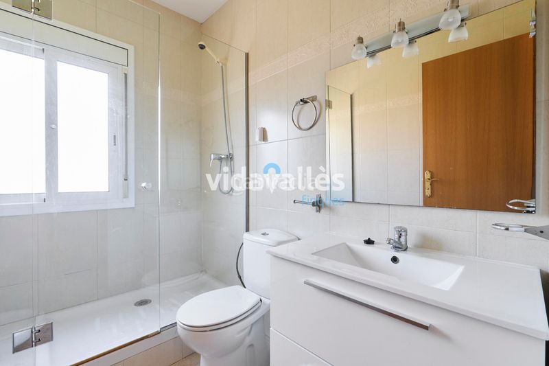 Foto cb414d08-3be9-4be7-b83b-099d0a4e8e24. Casa amb calefacció aparcament a Llinars del Vallès