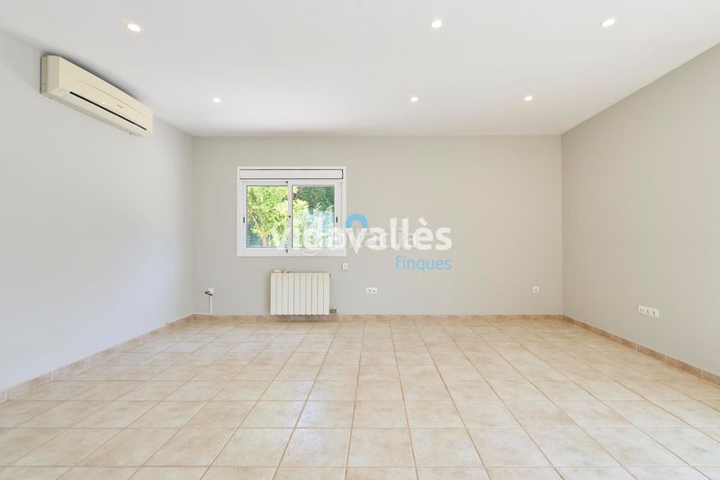 Foto d8f592e2-6a1f-42d6-8050-bab65dd08bab. Casa amb calefacció aparcament a Llinars del Vallès