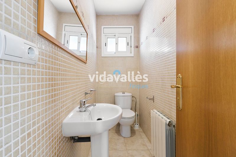 Foto ea133b88-828f-4462-8679-58df2531c960. Casa amb calefacció aparcament a Llinars del Vallès