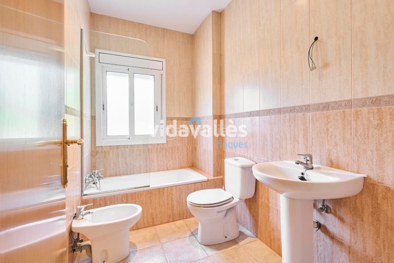 Foto fb2d7876-05f9-4580-8f3a-ce98b4ea995f. Casa amb calefacció aparcament a Llinars del Vallès