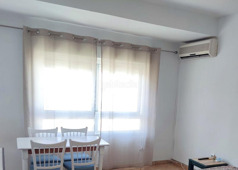 Foto 0191af47-bf99-4d0d-bf41-ee5b45614ef6. Piso con 4 habitaciones, dos balcones, salón con aire acondicionado en Gandia