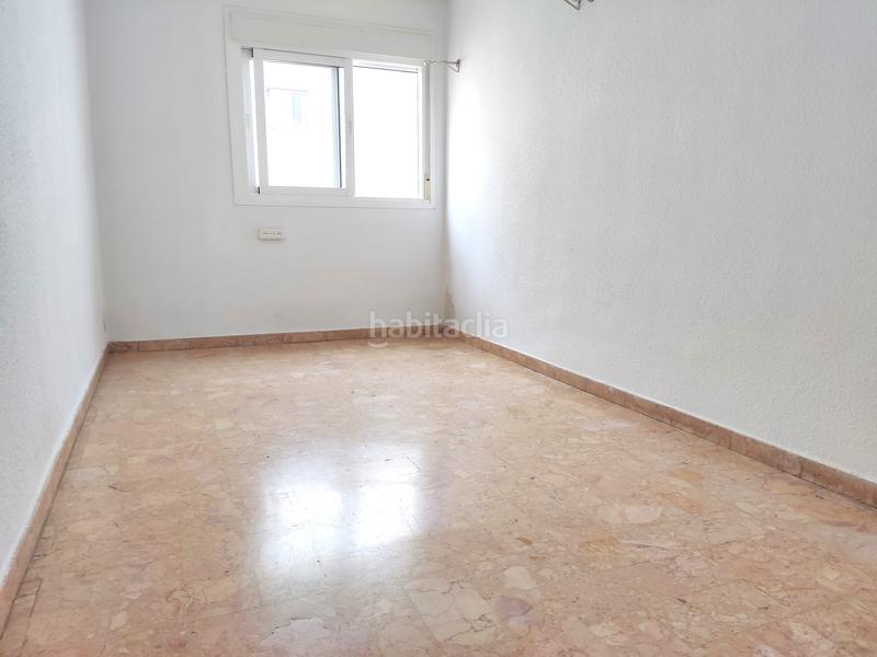 Foto 2fdec520-86d6-4315-a0eb-b502de6ab646. Piso con 4 habitaciones, dos balcones, salón con aire acondicionado en Gandia