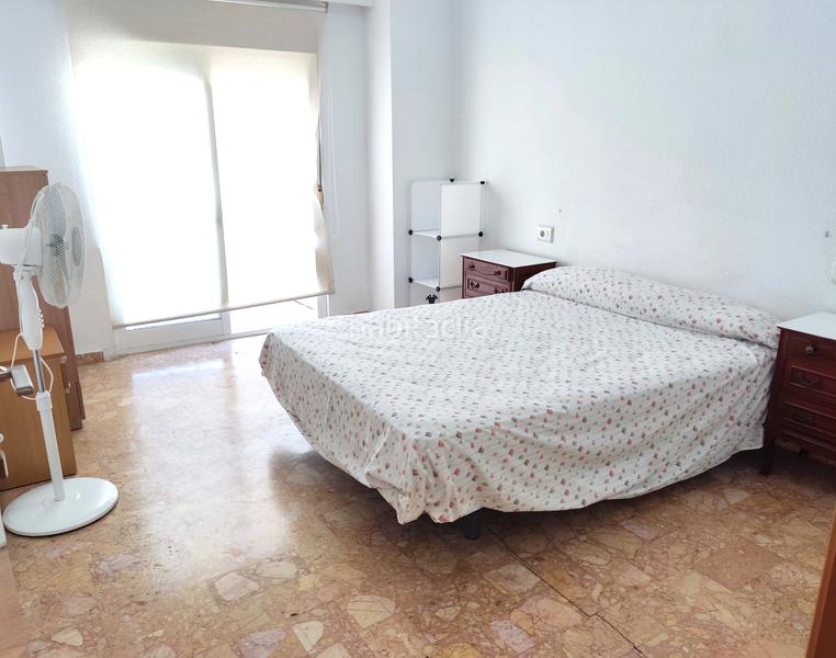 Foto 4d8fac00-6f2d-4276-a689-5a4b057dc7c9. Piso con 4 habitaciones, dos balcones, salón con aire acondicionado en Gandia