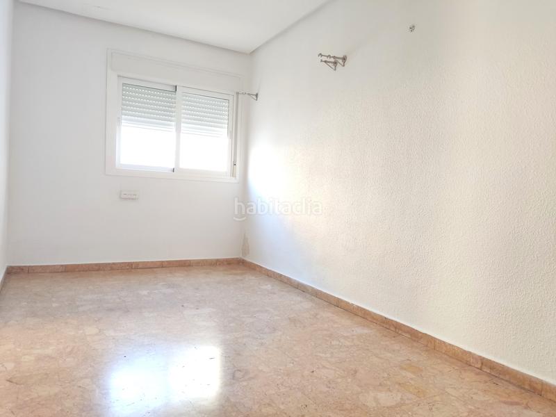 Foto 8c8781c9-1eb0-4e9b-98d1-2832a8fa0f2d. Piso con 4 habitaciones, dos balcones, salón con aire acondicionado en Gandia