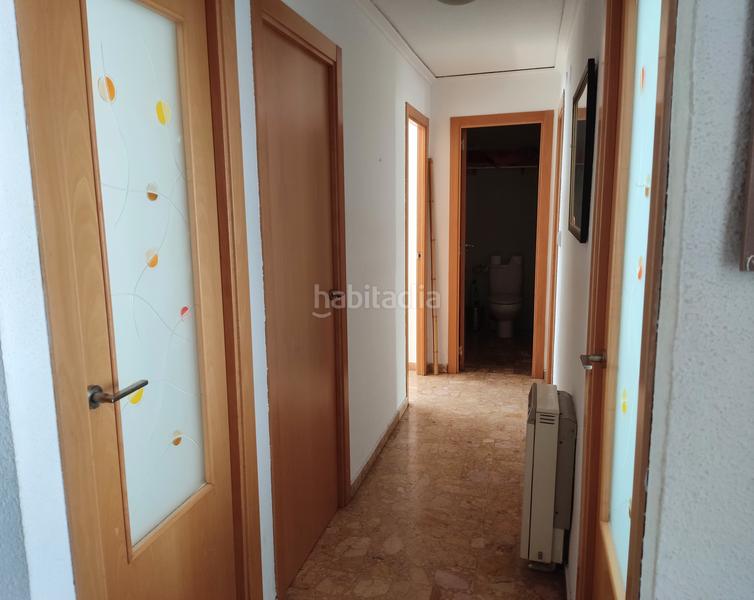 Foto c756250f-2c13-43fd-9834-31fe9d0a2278. Piso con 4 habitaciones, dos balcones, salón con aire acondicionado en Gandia