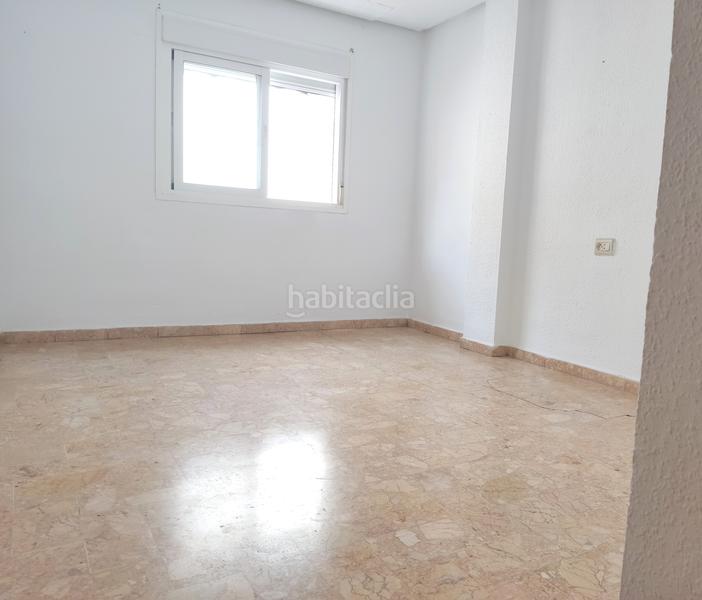 Foto db162e18-57f7-4861-8f42-2d224504d695. Piso con 4 habitaciones, dos balcones, salón con aire acondicionado en Gandia