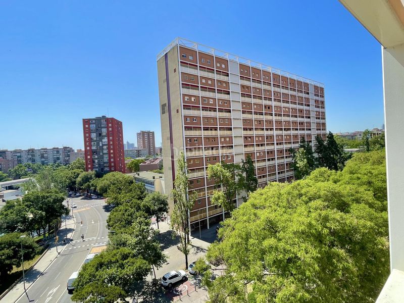 Foto d9d4d84a-5ec3-4fce-8ea6-e9870ff32428. Dúplex amb calefacció a La Verneda - La Pau Barcelona