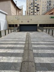 Aparcament cotxe a del Treball 192