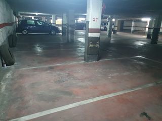 Aparcament cotxe  Passeig nadal. Plaça de pàrquing petita