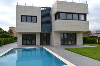 Xalet a Roques Daurades-L´Estany. Chalet moderno en 1 línea con vistas maravillosas en zona alto s