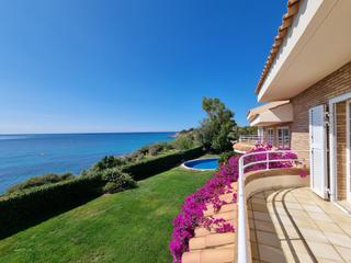 House in Les Tres Cales. Exclusiva casa en lametlla de mar con vistas al mar a primera li
