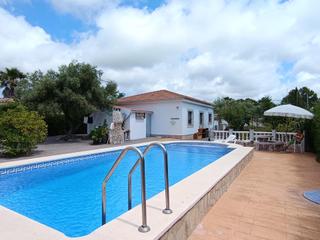 House in Les Tres Cales. Bonita villa reformada con piscina cerca de la playa en lametlla