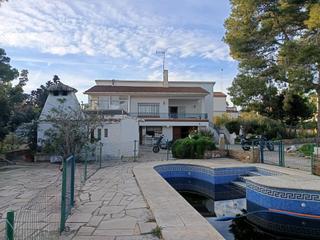 House in Les Tres Cales. Amplia casa con 2 parcelas y piscina a 5 minutos de las playas,