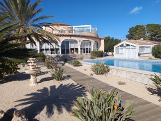 Chalet in Les Tres Cales. Exclusivo chalet con piscina y tecnología de vanguardia en las t