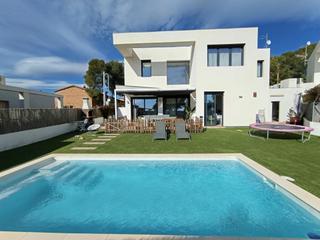 Casa a Les Tres Cales. Casa nueva autosuficiente con jardín y piscina en las tres calas