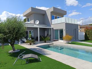 House in Les Tres Cales. Casa moderna con piscina y jardín en las tres calas
