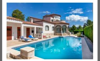 Chalet en Les Tres Cales. Oportunidad única! propiedad con 3 viviendas, piscina y licencia