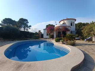 Chalet en Les Tres Cales. Exclusiva villa con torre con piscina y jacuzzi en las tres cala
